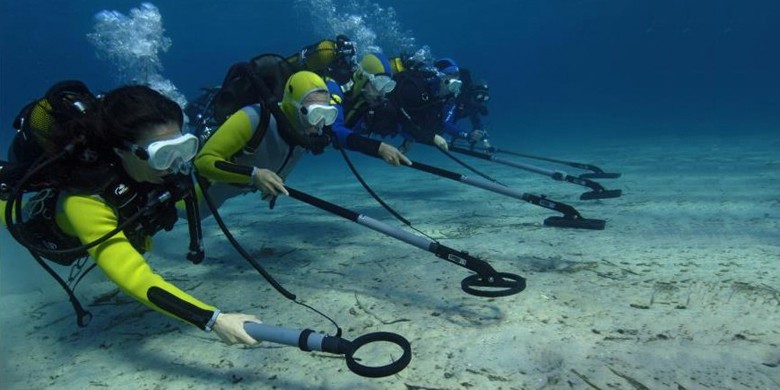 Underwater metal detectors